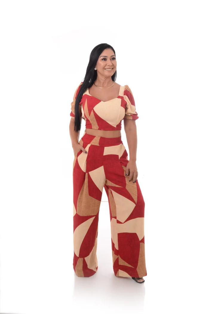 conjunto estamapado calça e cropped elegante
